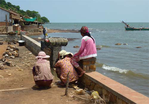 fisherwomen at the kep crab market